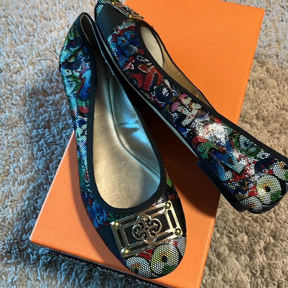 ISOLA BRITT II FLATS IN BOX EUC